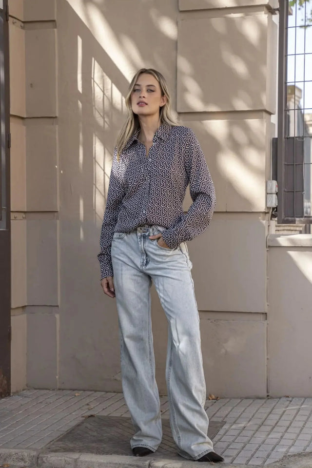 Modèle portant une chemise noir et blanc imprimée animal, à la fois confortable et élégante, pour un look unique au style moderne.