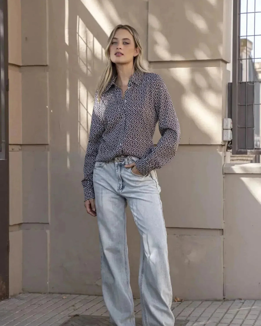 Modèle portant une chemise noir et blanc imprimée animal, à la fois confortable et élégante, pour un look unique au style moderne.