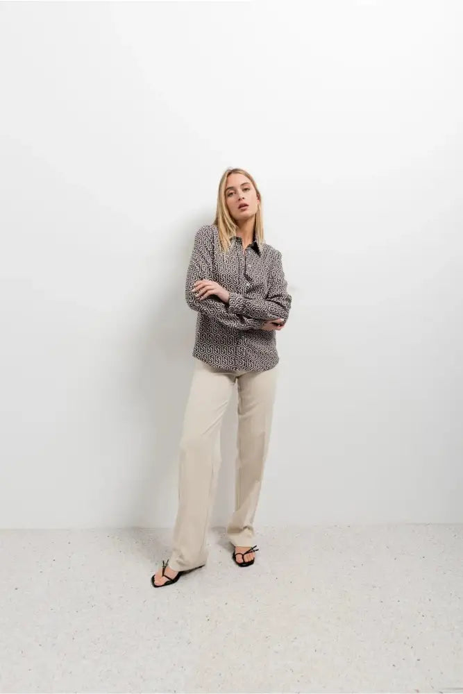 Chemise imprimée animal noir et blanc avec pantalon large clair, style élégant