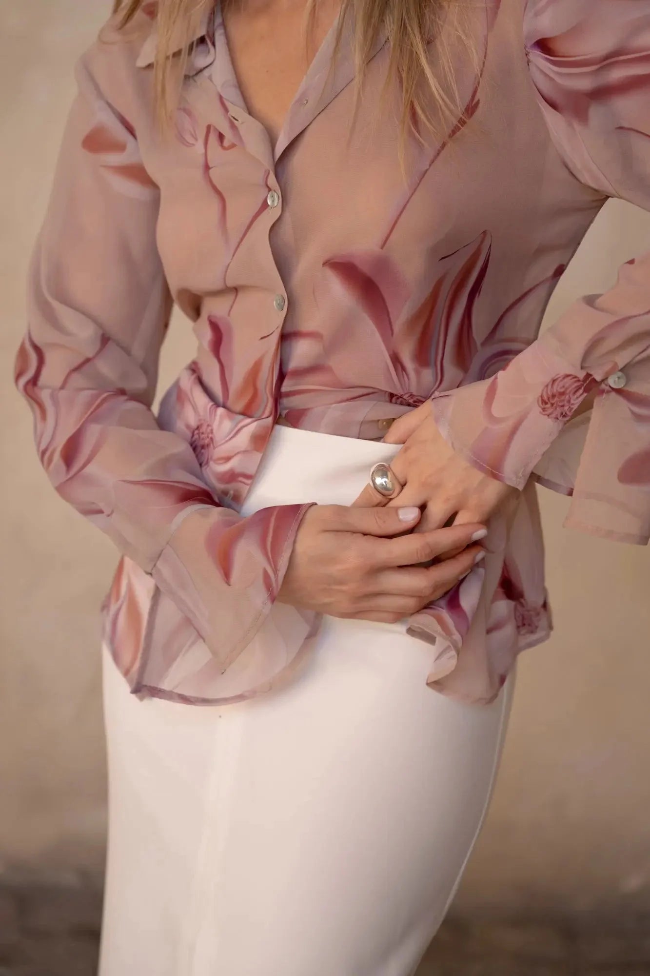 Chemise imprimée semi-transparente à fleurs avec jupe blanche, style élégant et féminin