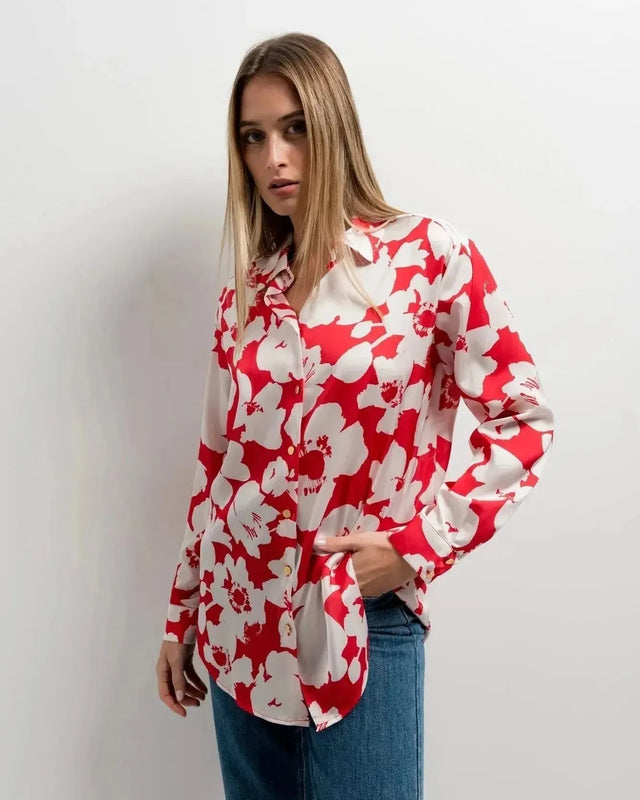Détail de la chemise fleurie femme rouge et blanche en satin, mettant en avant son design chic et ses manches ajustées, parfaite pour toutes occasions.