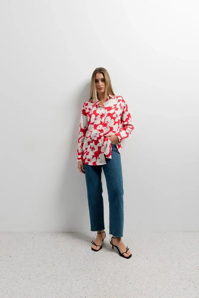 Chemise imprimée satin à manches longues avec motif floral rouge et blanc