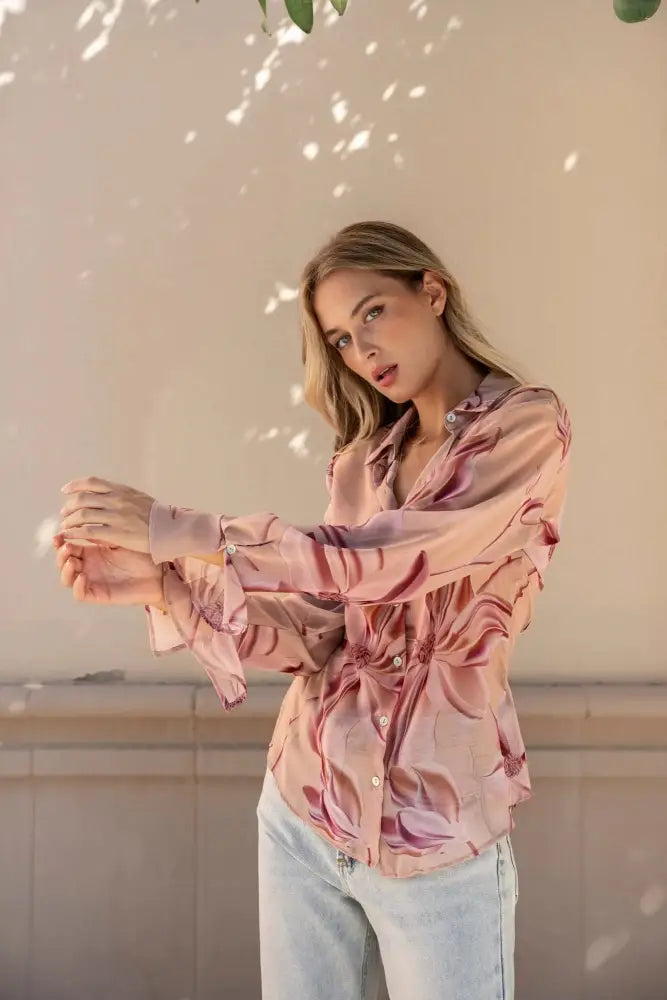 Chemise imprimée semi-transparente avec motifs imprimés, femme en chemise rose pastel et jeans