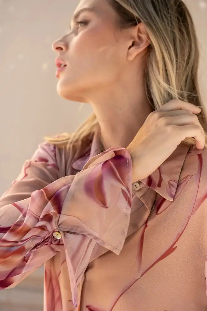 Chemise imprimée semi-transparente rose pâle avec motifs imprimés floraux rouges et violets