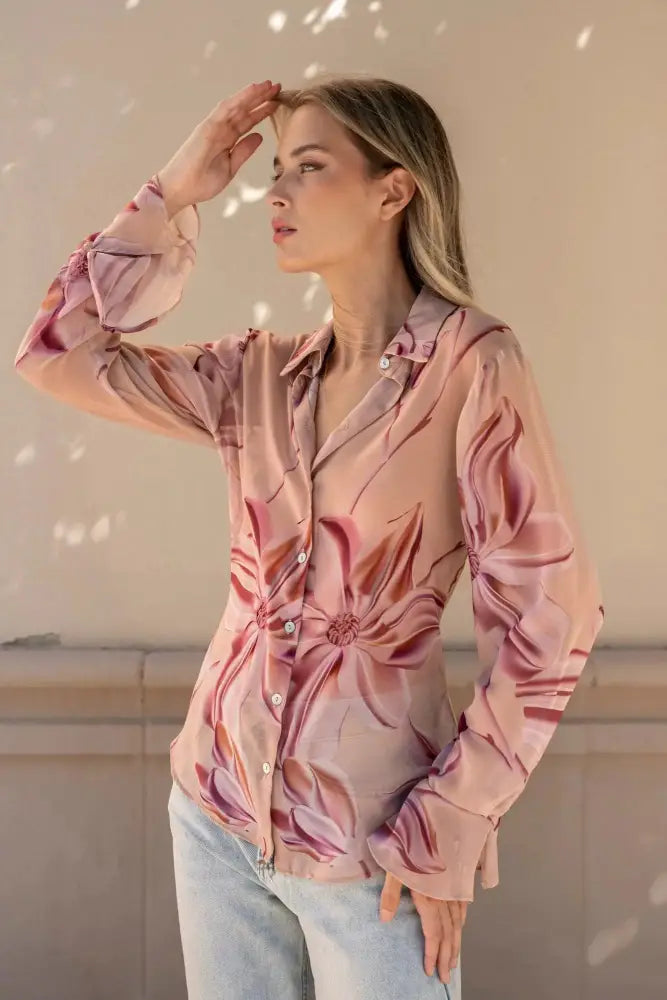 Chemise imprimée semi-transparente rose pâle avec motifs imprimés floraux foncés