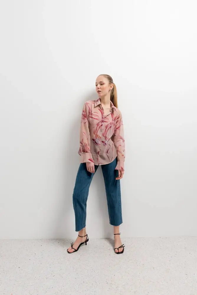 Chemise imprimée semi-transparente à motifs imprimés rouge et noir en rose pâle