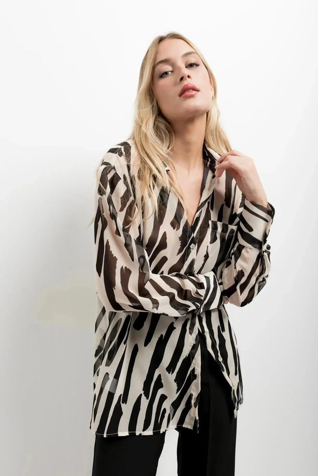 Chemise Transparente Femme Motif Zèbre Noir et Beige, Fluide et Élégante, présentée sur modèle debout, mettant en valeur son design et son élégant motif.