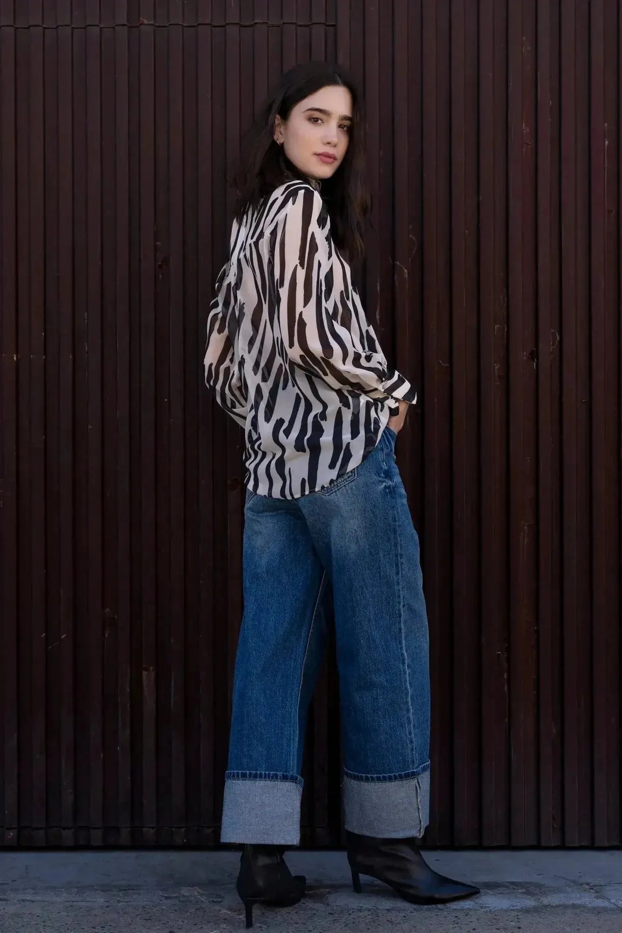 Chemise Transparente Femme Motif Zèbre Noir et Beige, Fluide et Élégante, stylée avec des bottes et un look moderne, parfaite pour un style urbain.