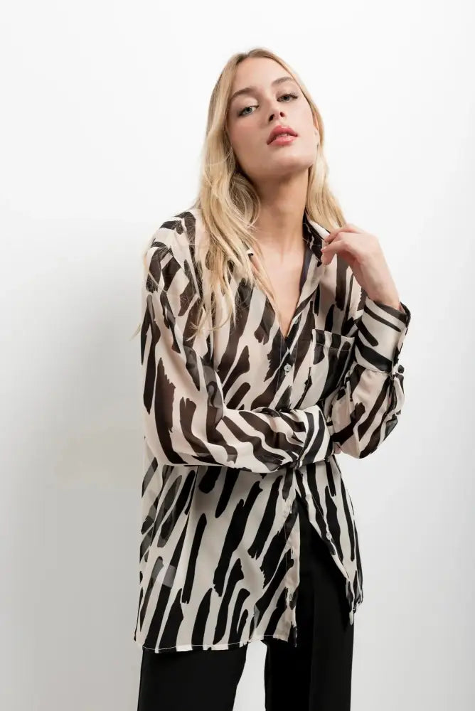 Alt text pour chemise mousseline imprimée chic avec motif animal noir et beige