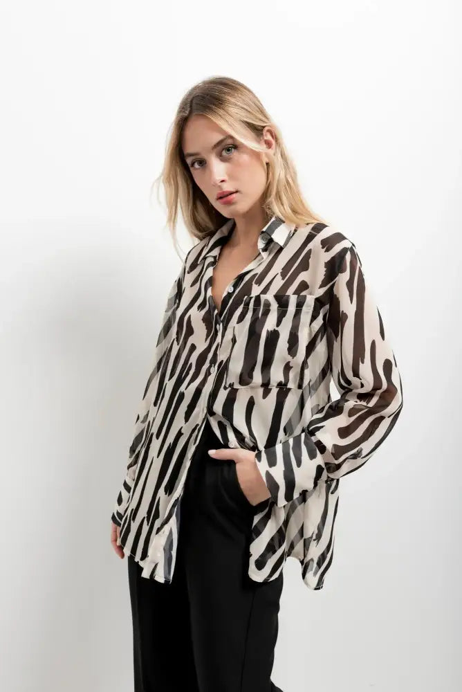 Chemise mousseline imprimée chic avec manches longues et motif abstrait noir et beige