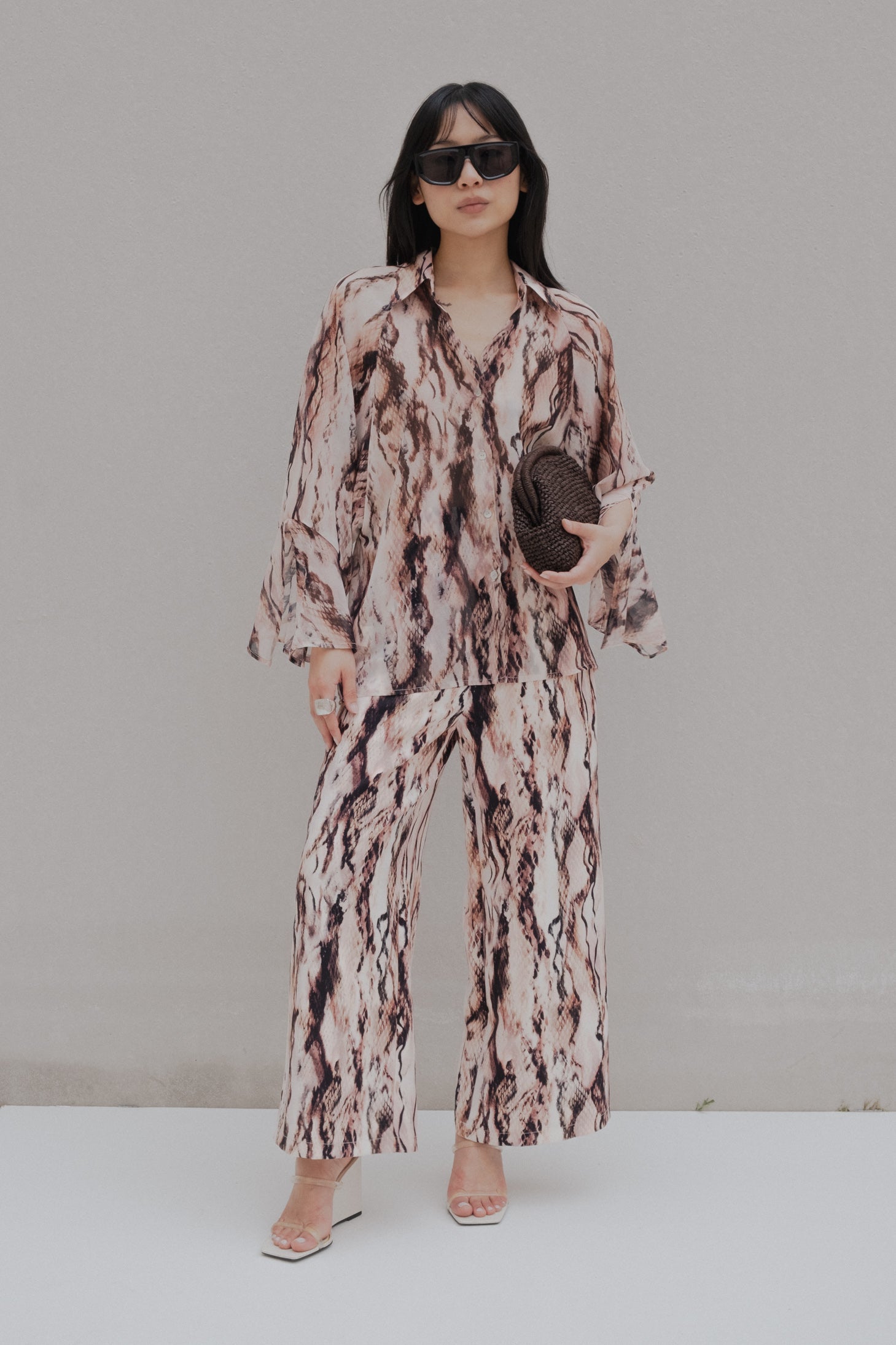 chemise oversize imprimee python rose image 2