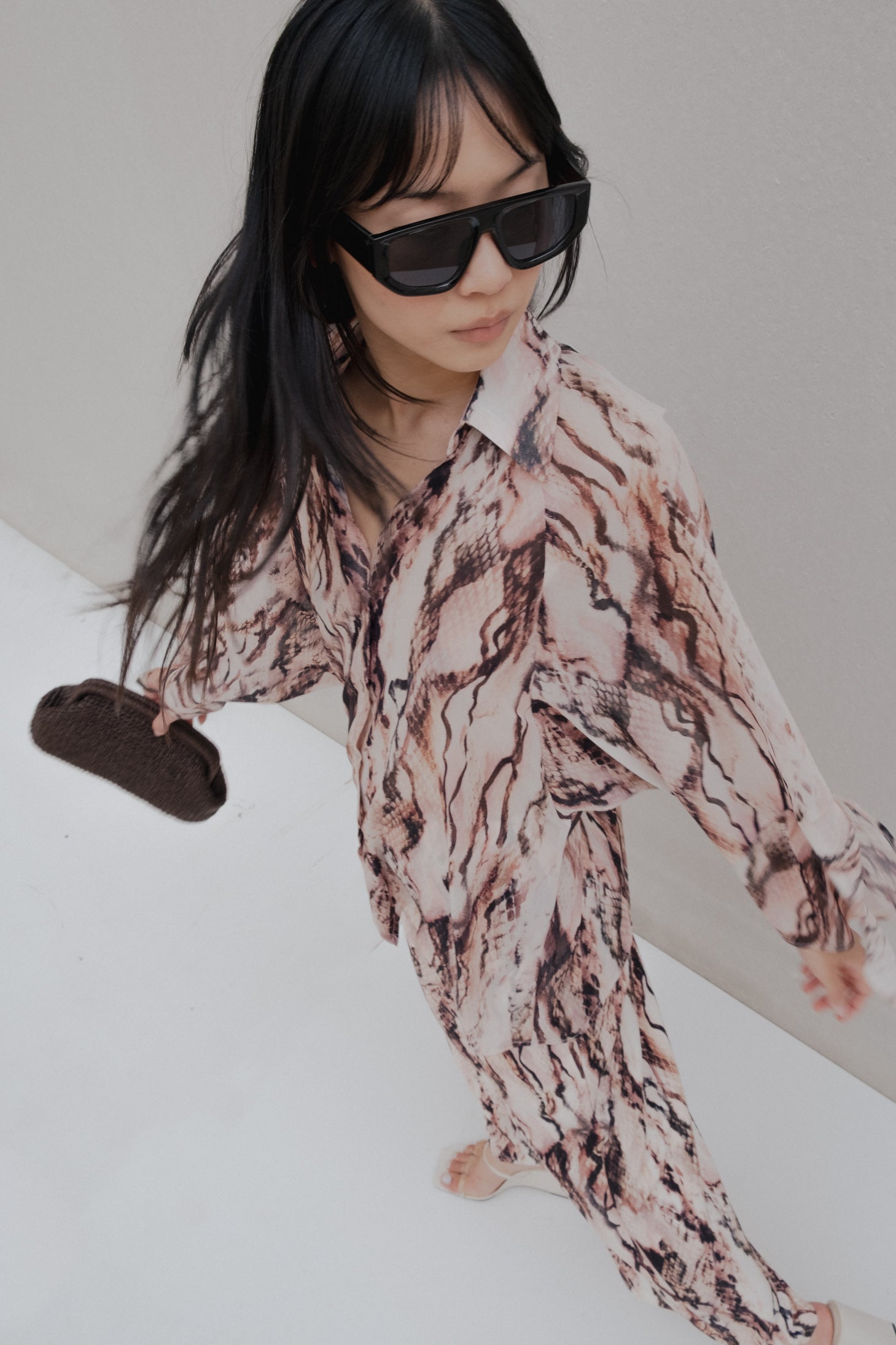chemise oversize imprimee python rose image 4