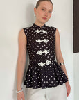 top13864 chemise vintage noire ajustee sans manches a pois image 1