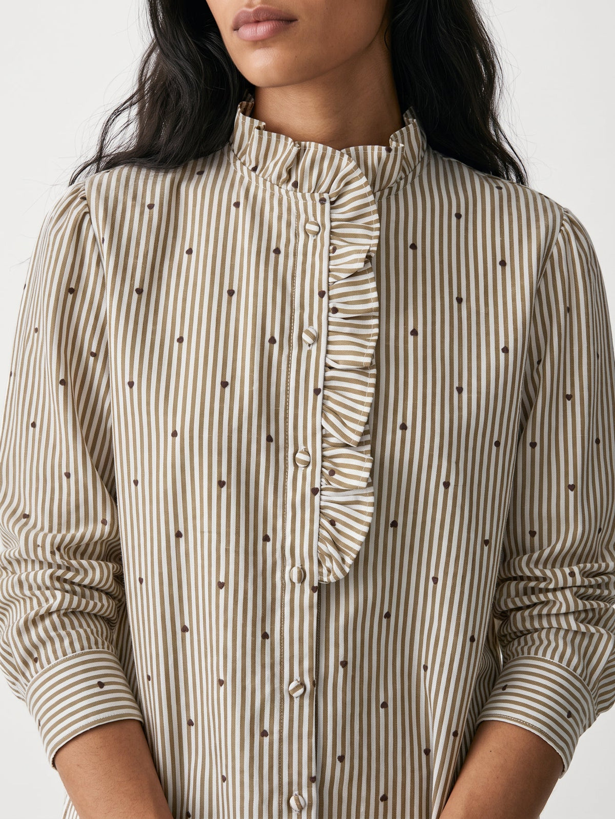 chemise beige patte volantée détail