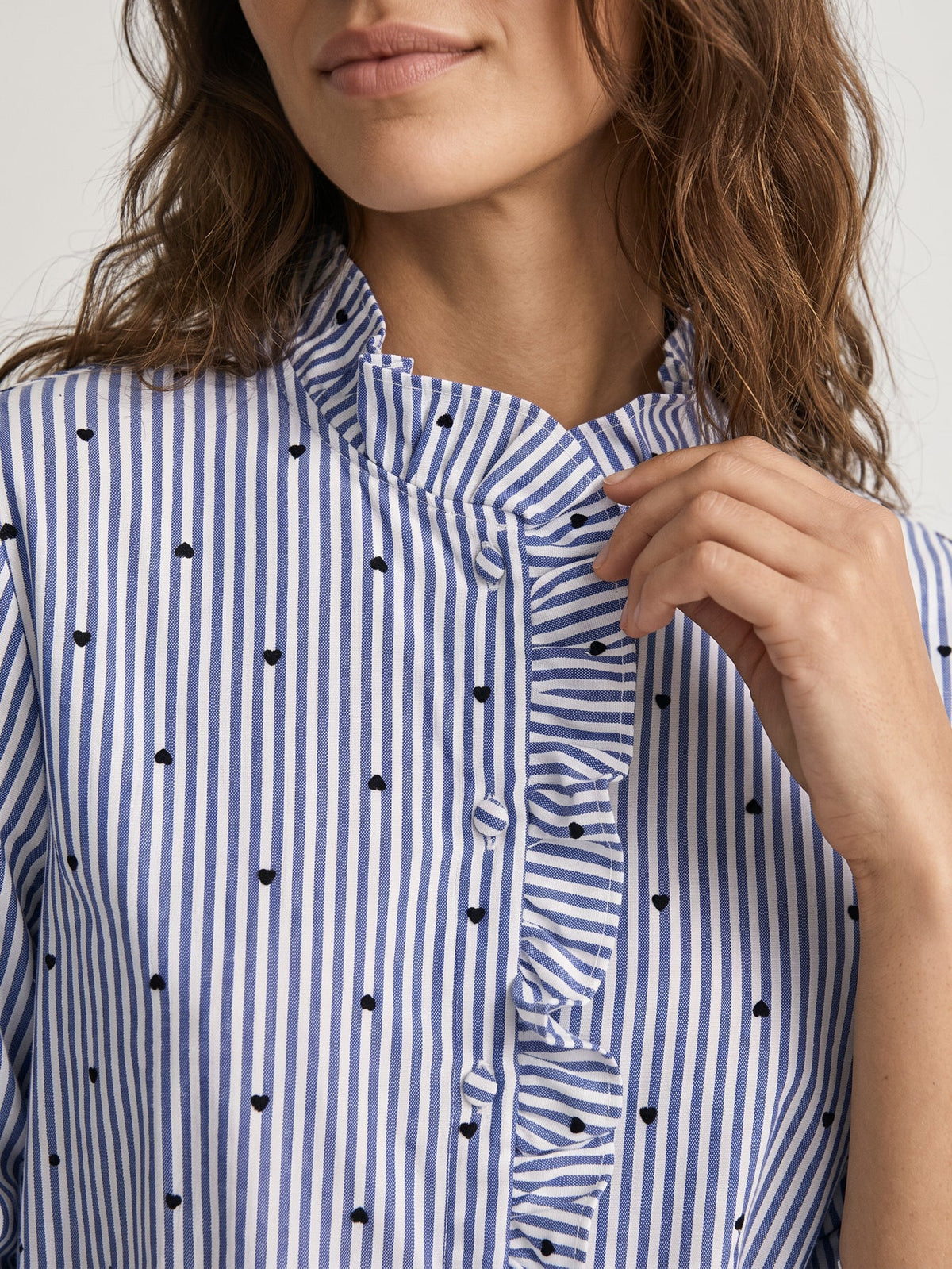 chemise col montant volanté détail