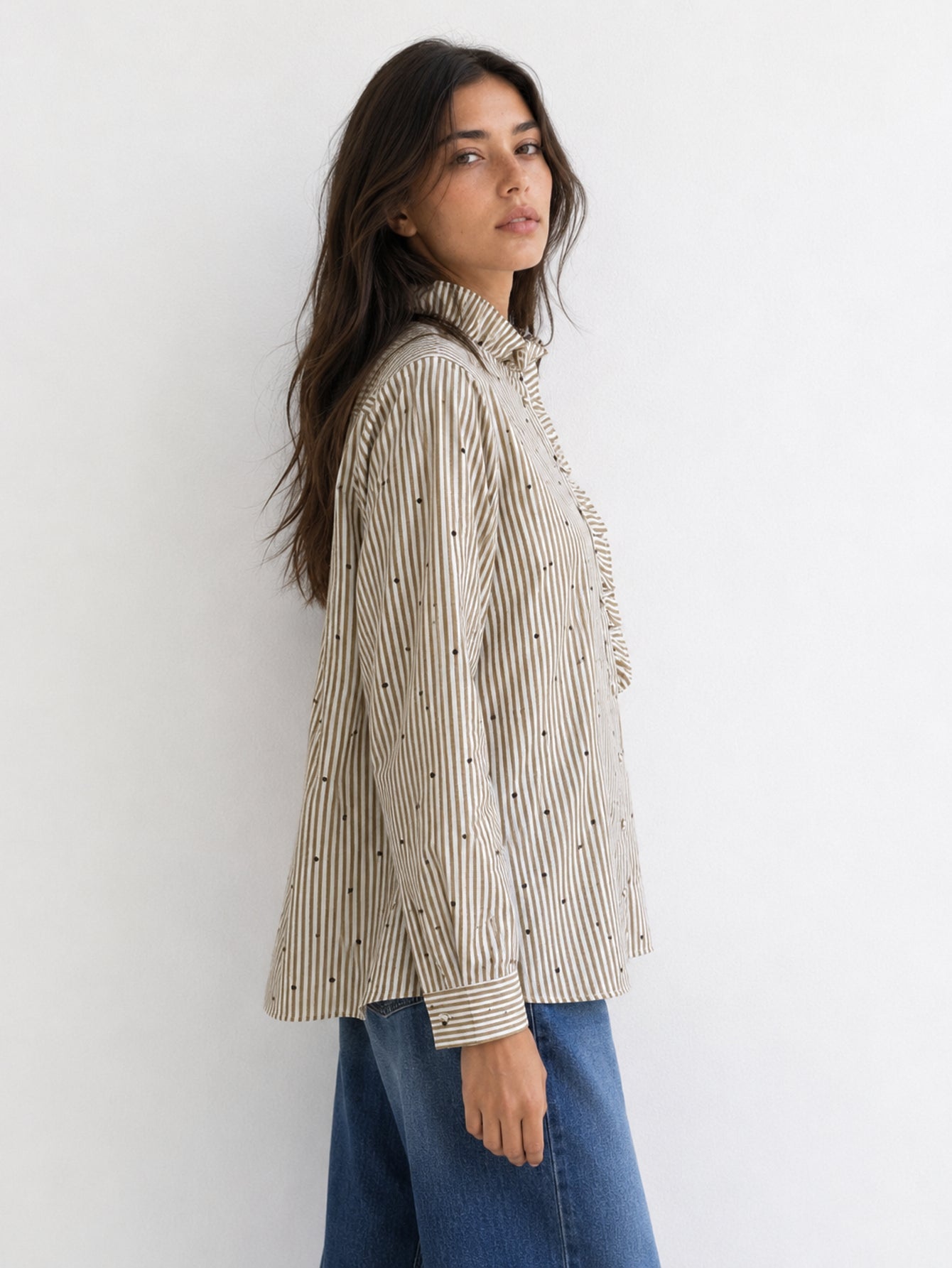 chemise beige profil manches longues