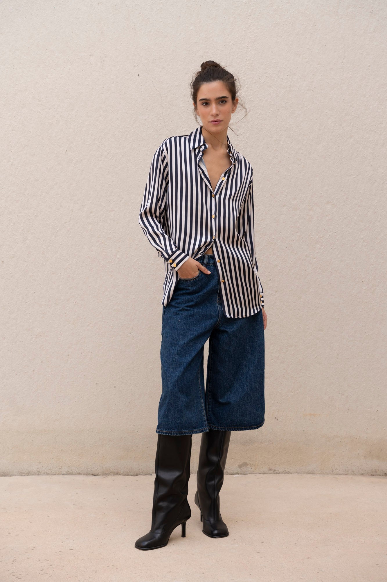 Chemise rayée bleu marine et blanc femme – Boutons dorés chic Sapiato
