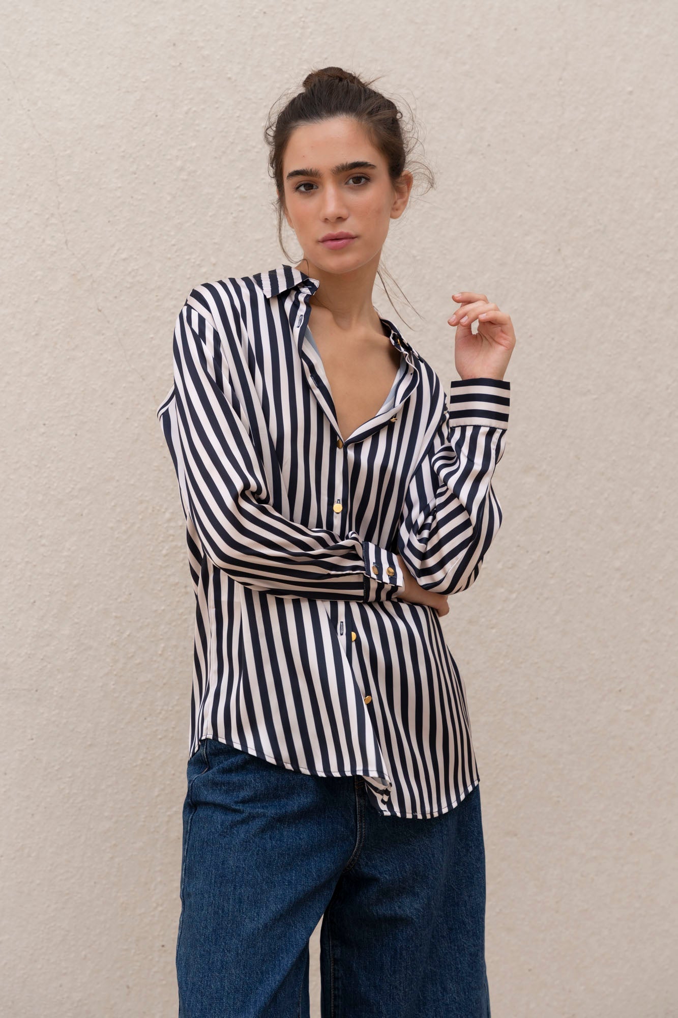 Chemise rayée bleu marine et blanc femme – Boutons dorés chic Sapiato