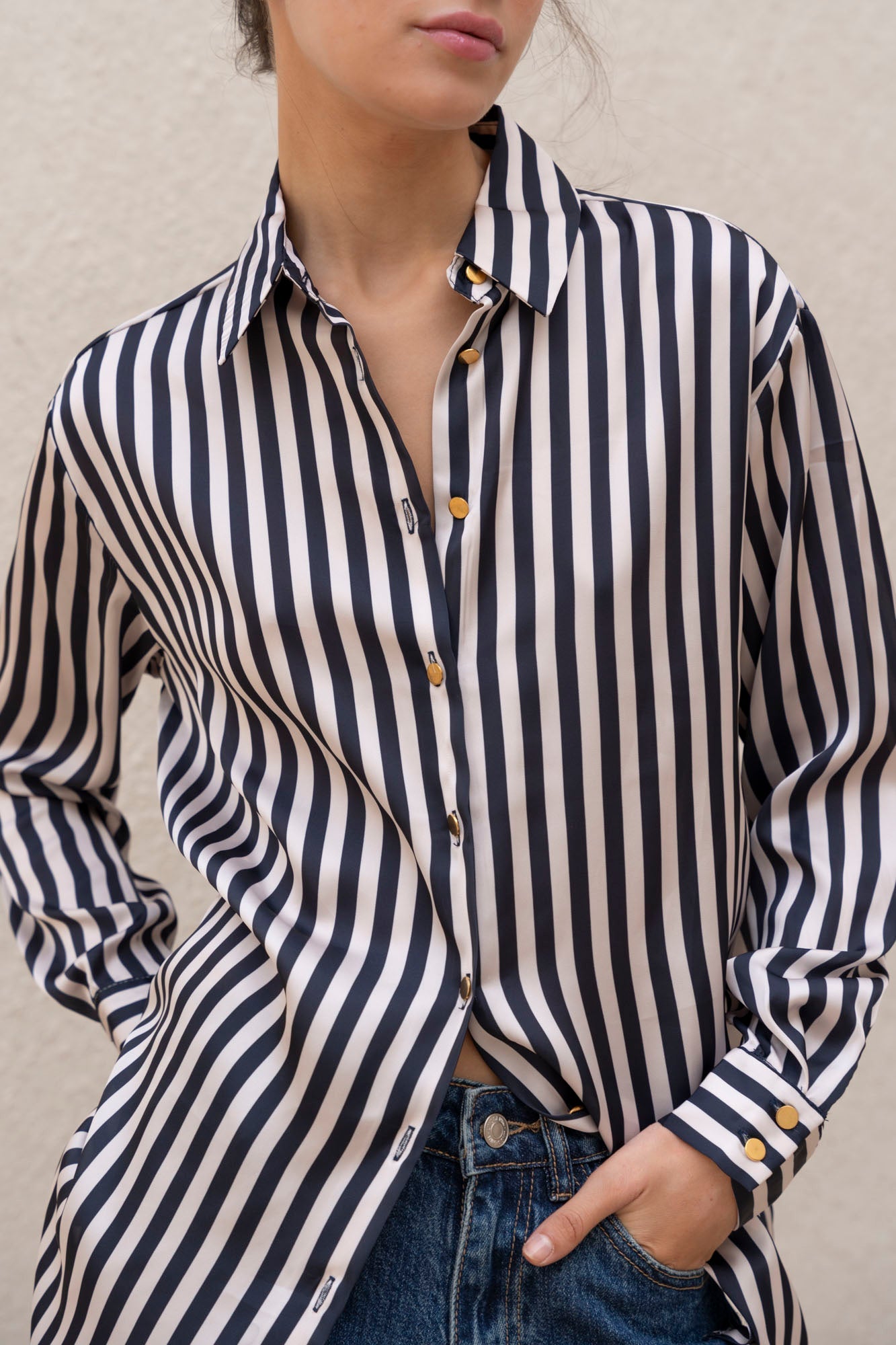Chemise rayée bleu marine et blanc femme – Boutons dorés chic Sapiato