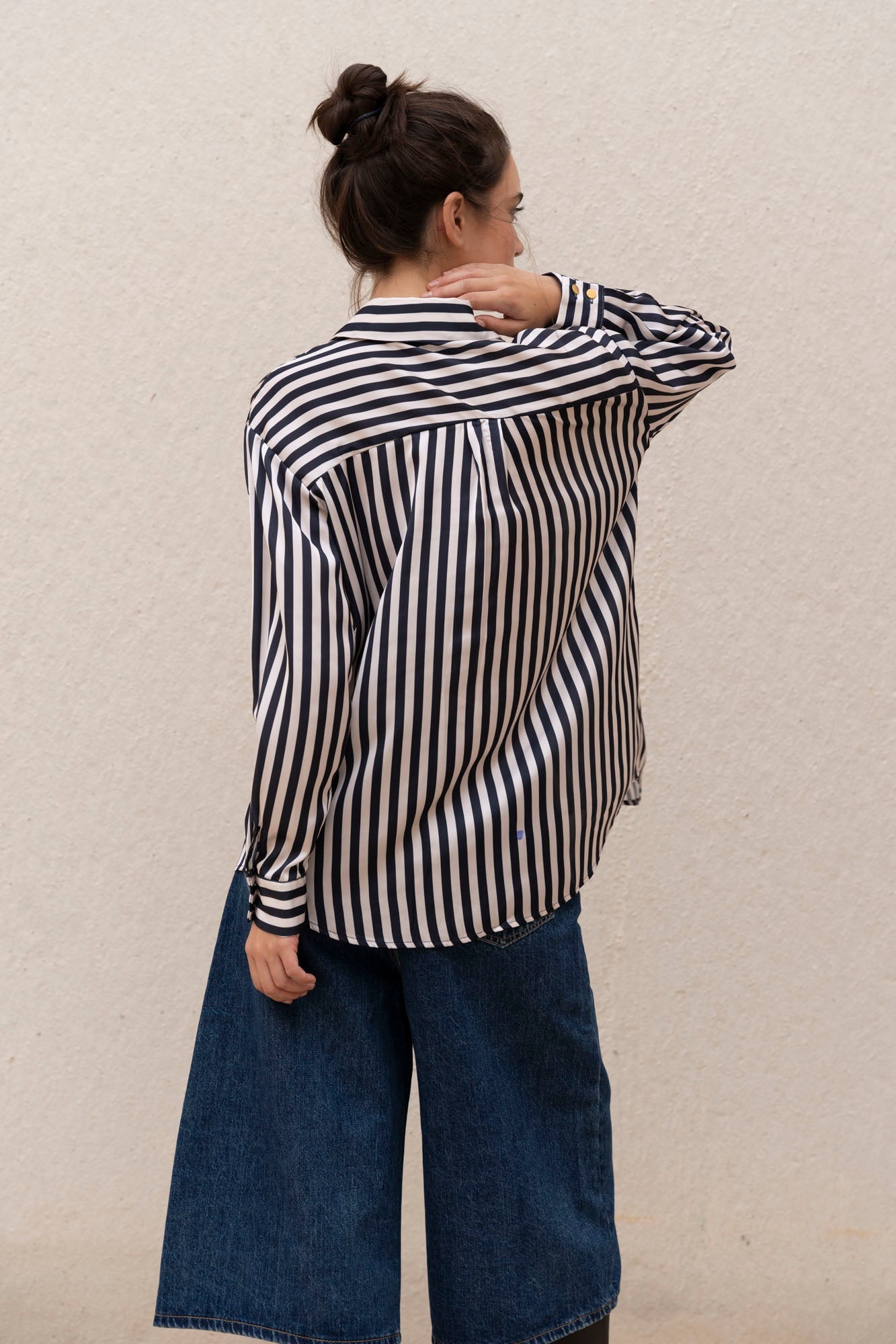 Chemise rayée bleu marine et blanc femme – Boutons dorés chic Sapiato