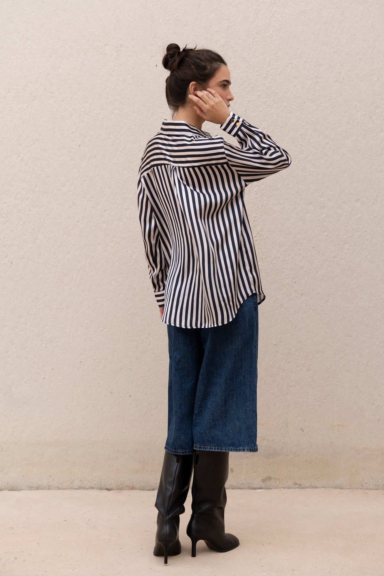Chemise rayée bleu marine et blanc femme – Boutons dorés chic Sapiato