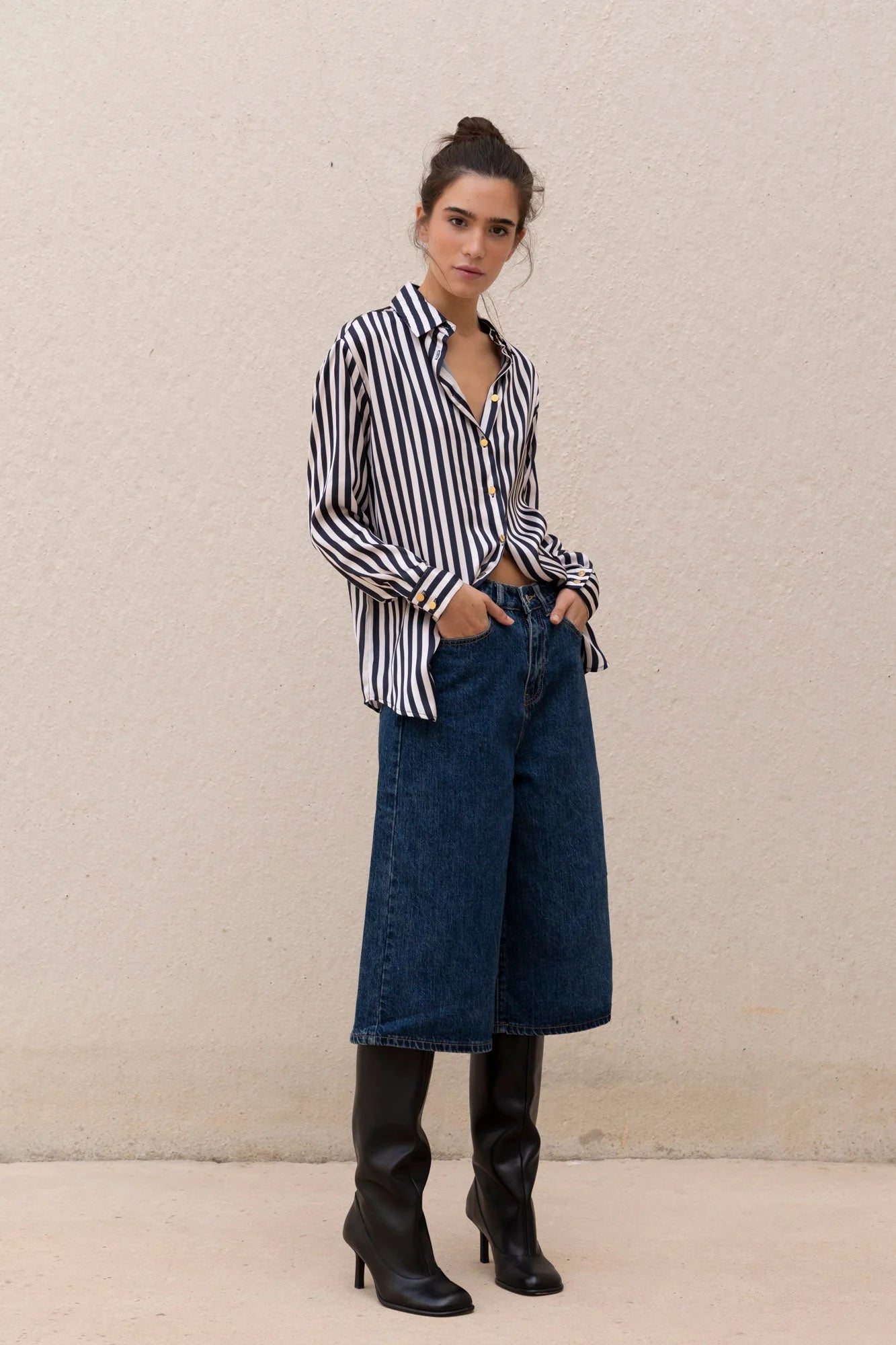 Chemise rayée bleu marine pour femme avec rayures noires et blanches