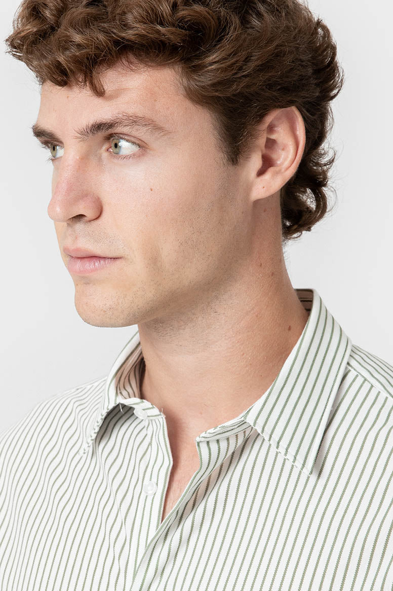 Col classique de la chemise rayée