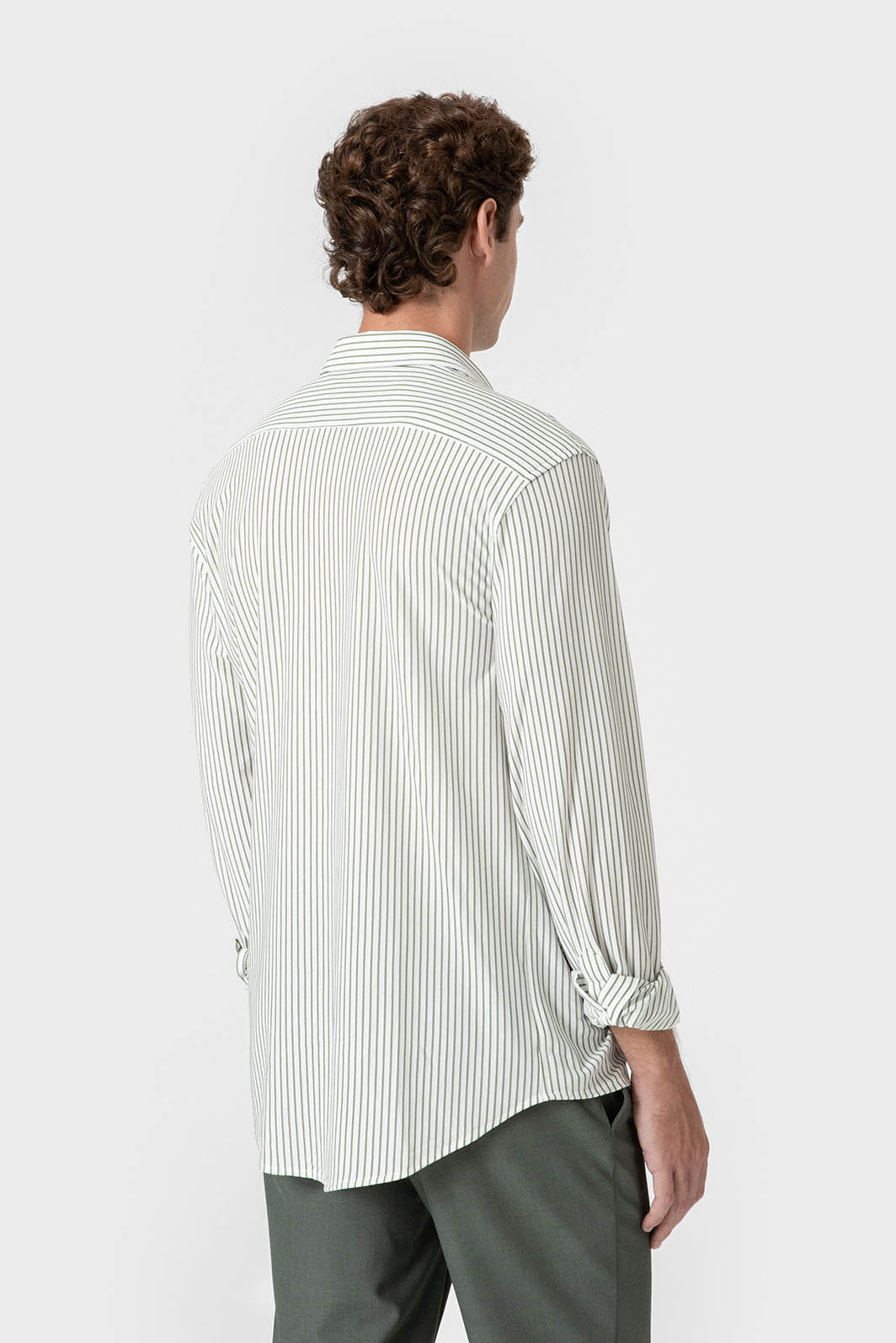 Dos de la chemise rayée ourlet arrondi
