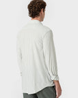 Dos de la chemise rayée ourlet arrondi