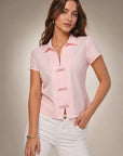 Chemise rose cintrée col V à brandebourgs