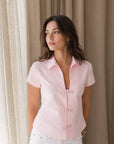 Chemise rose cintrée col V à brandebourgs