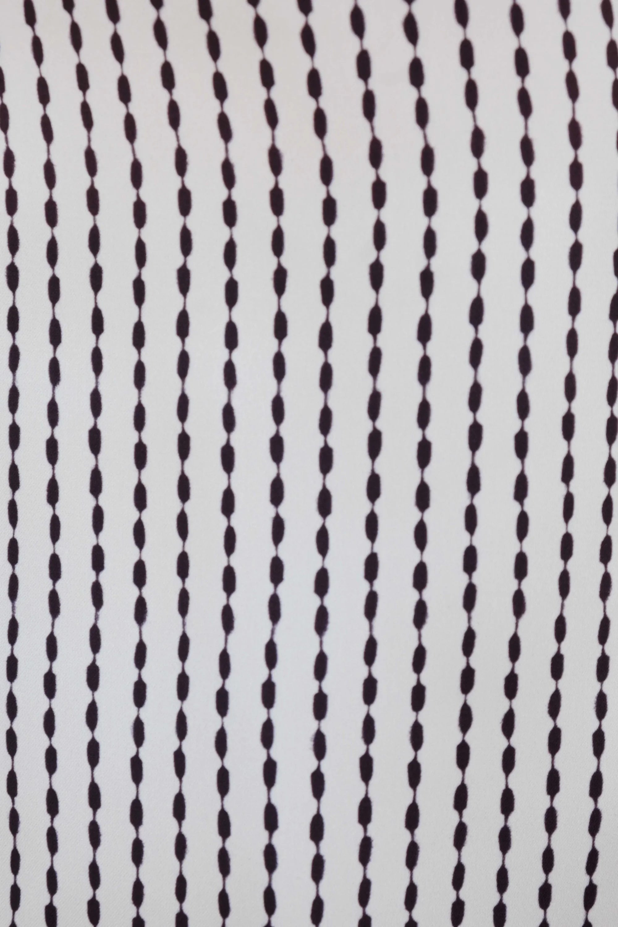 Chemise satinée rayée pour une tenue casual en satin avec lignes noires et blanches