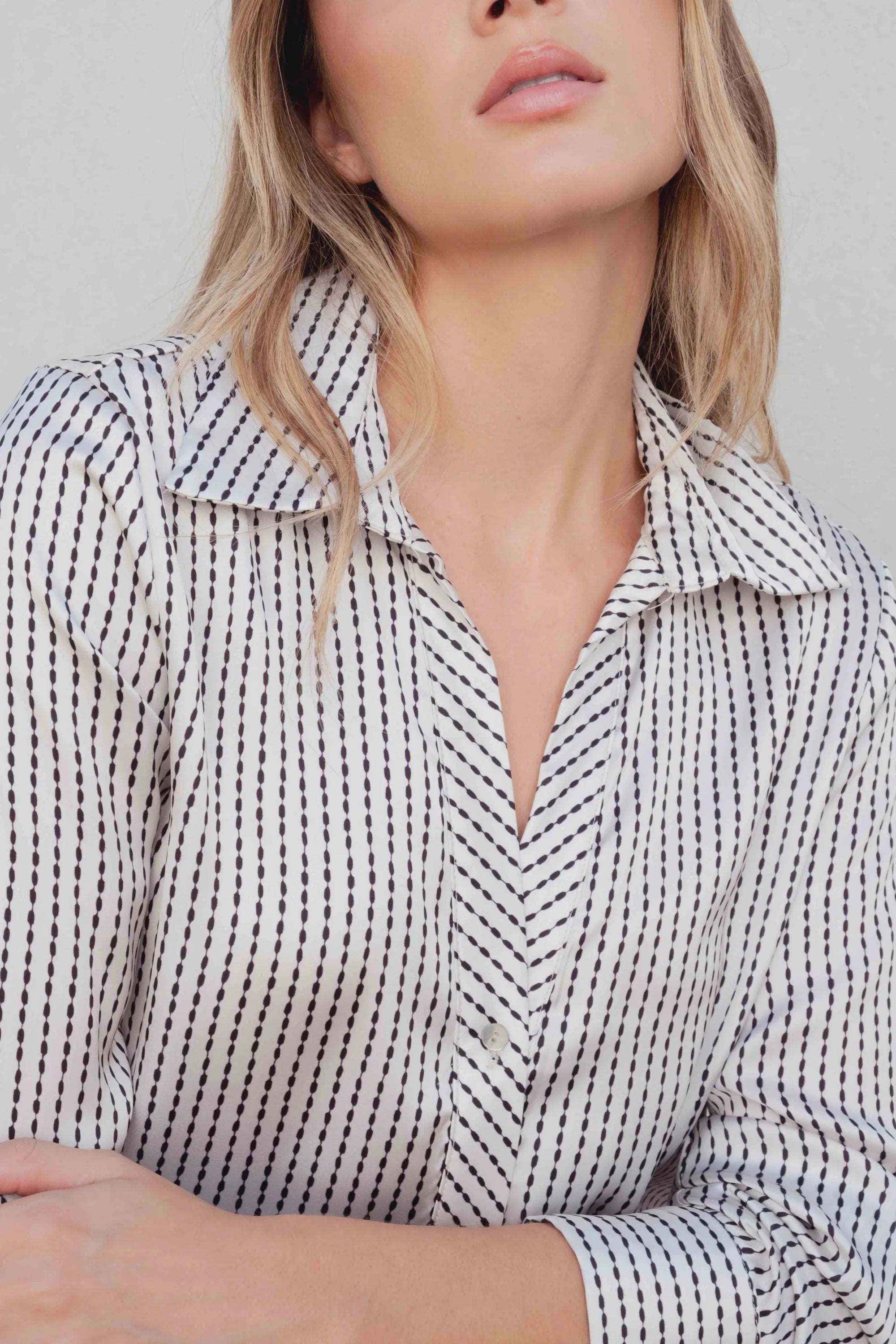 Chemise satinée rayée pour une tenue casual élégance intemporelle