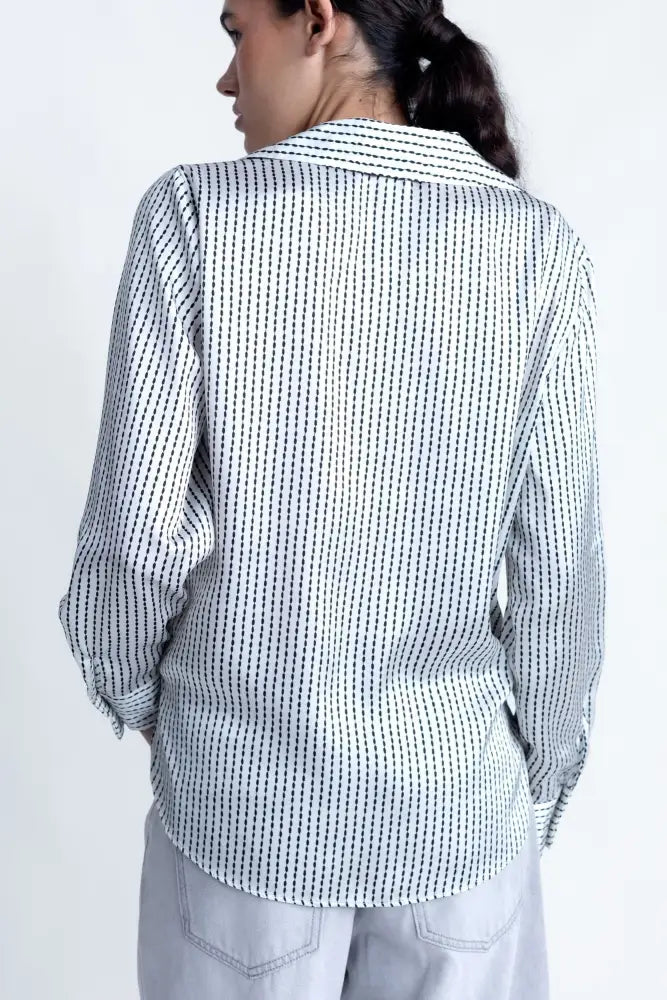 Chemise satin rayée blanche et noire pour une tenue casual élégante