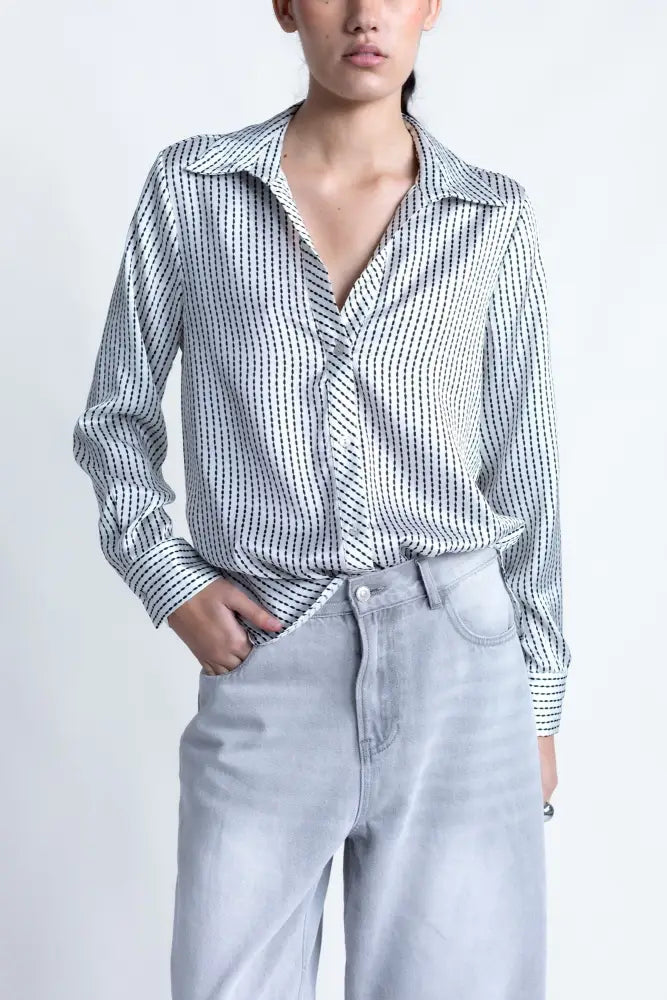 Chemise satin rayée pour une tenue casual avec chemise satin et jeans large