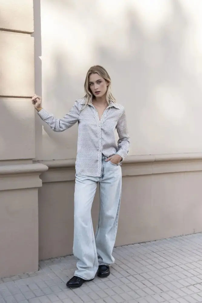 Chemise satin rayée pour une tenue casual avec jean léger et loafers noirs