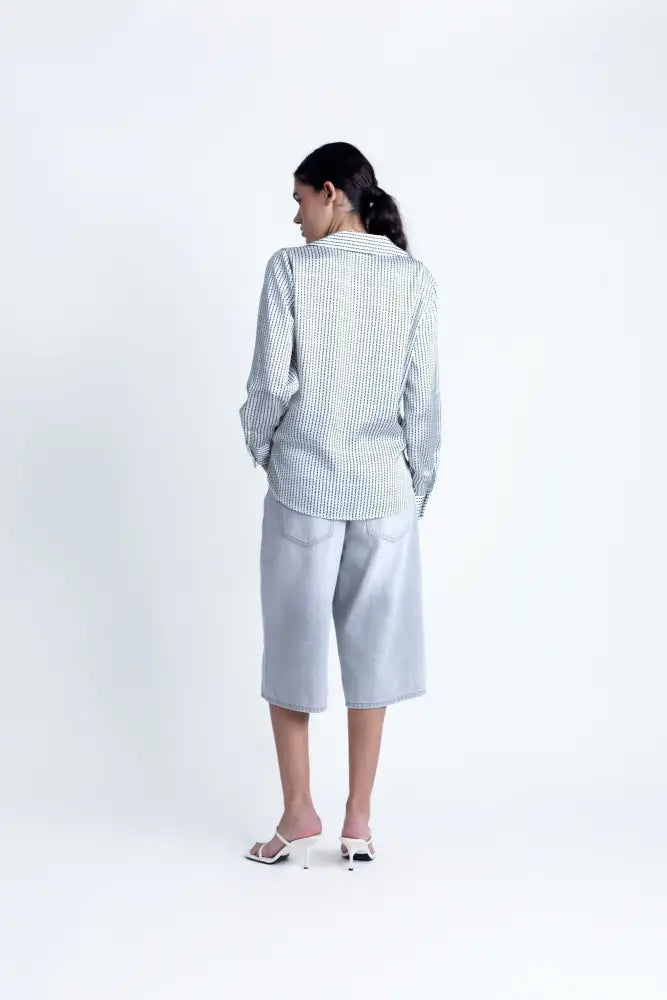Chemise satin rayée verte et blanche avec culottes en denim et sandales blanches
