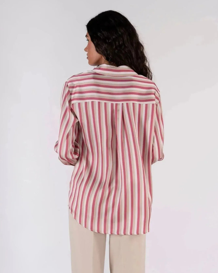 Vue arrière du chemisier satin femme chic à rayures verticales, couleur rose et beige, montrant le design élégant et moderne sur un mannequin.
