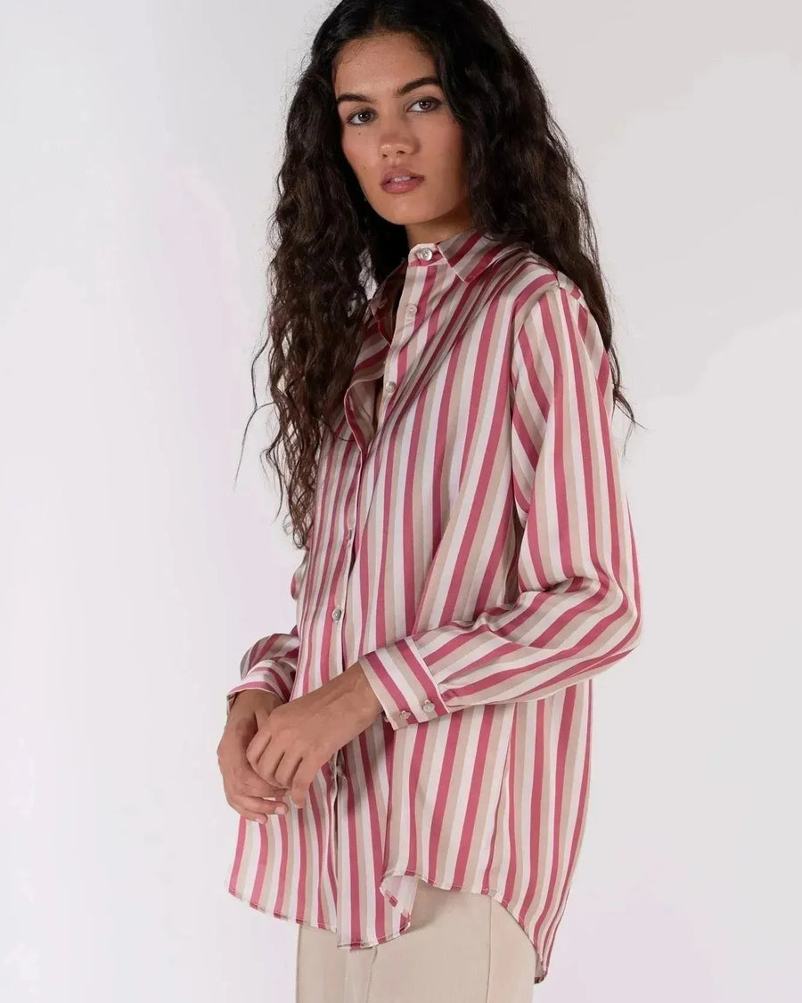 Chemisier satin femme chic à rayures verticales, couleur rose et beige, mise en avant sur un mannequin, avec une coupe fluide dans un cadre sobre.