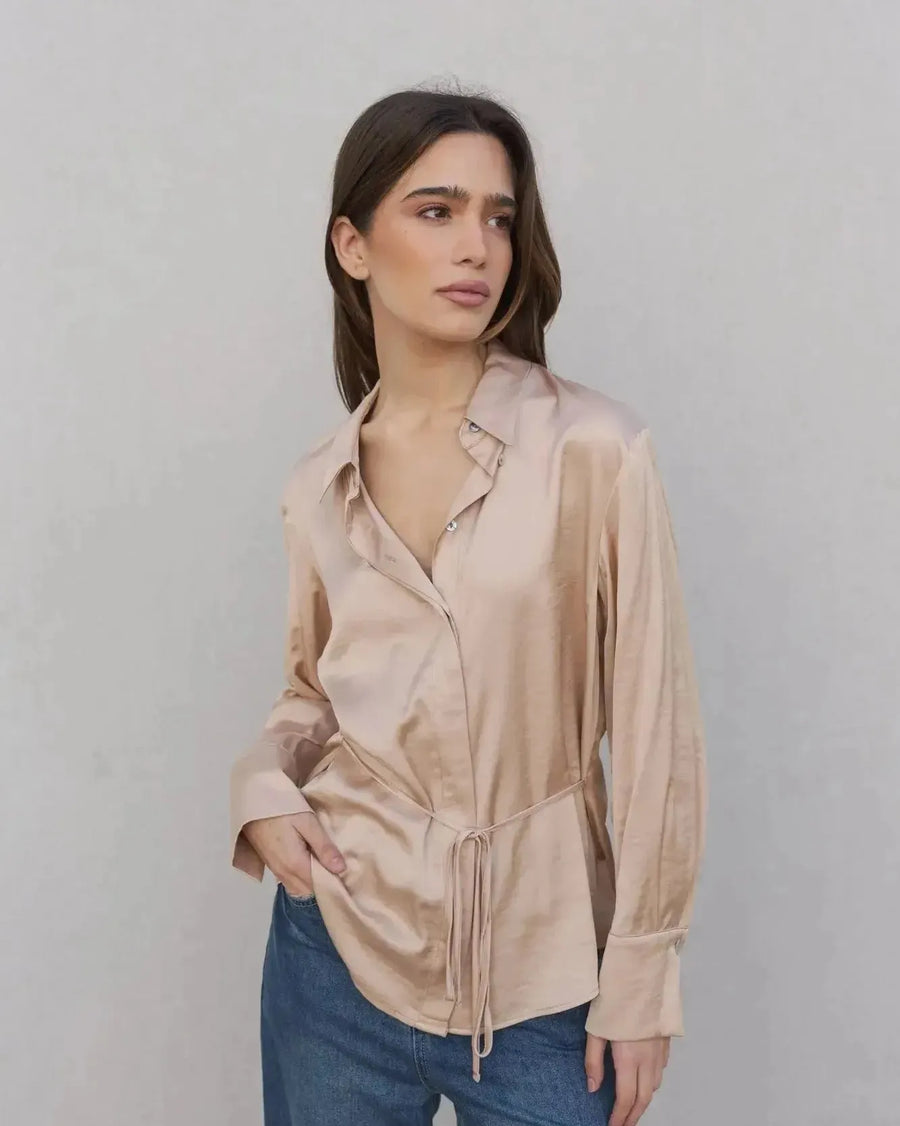 Chemise Satinée au Toucher Luxueux, un chemisier satin femme affichant un look chic et moderne.