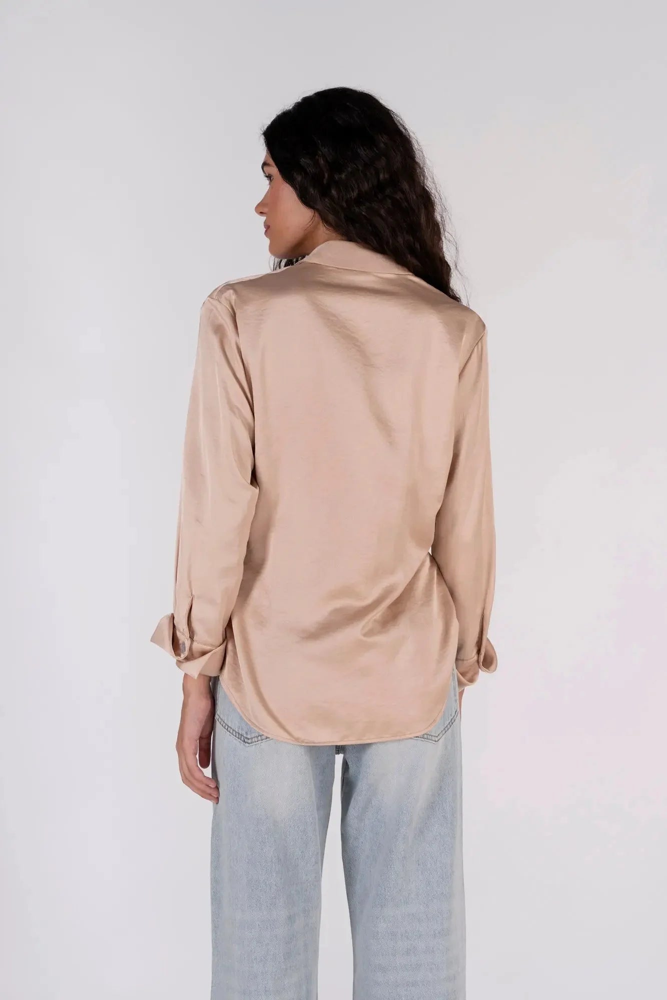 Chemise en satin pour femmes avec toucher luxueux, choix parfait pour l’élégance