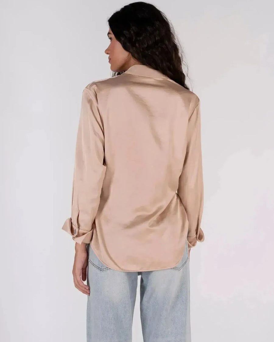 Chemise Satinée au Toucher Luxueux, femme avec un chemisier satin femme au style chic et contemporain.