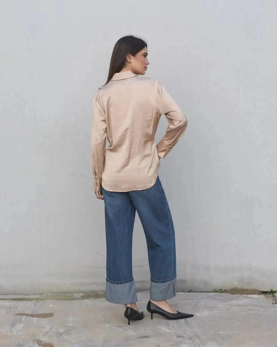 Chemise Satinée au Toucher Luxueux, vue arrière d'un chemisier satin femme avec un design raffiné.
