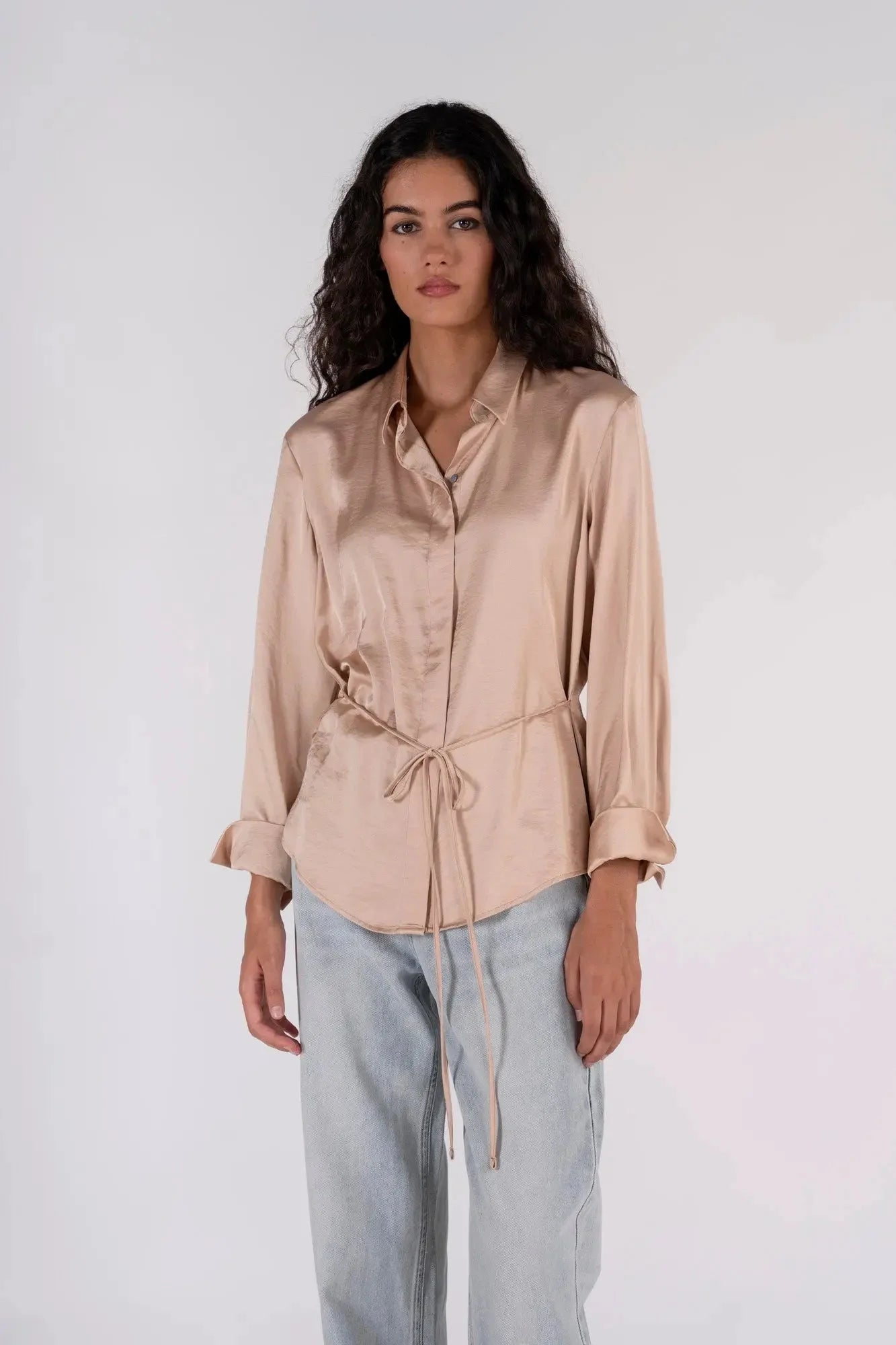 Chemise en satin femme avec toucher luxueux, choix parfait pour un style élégant