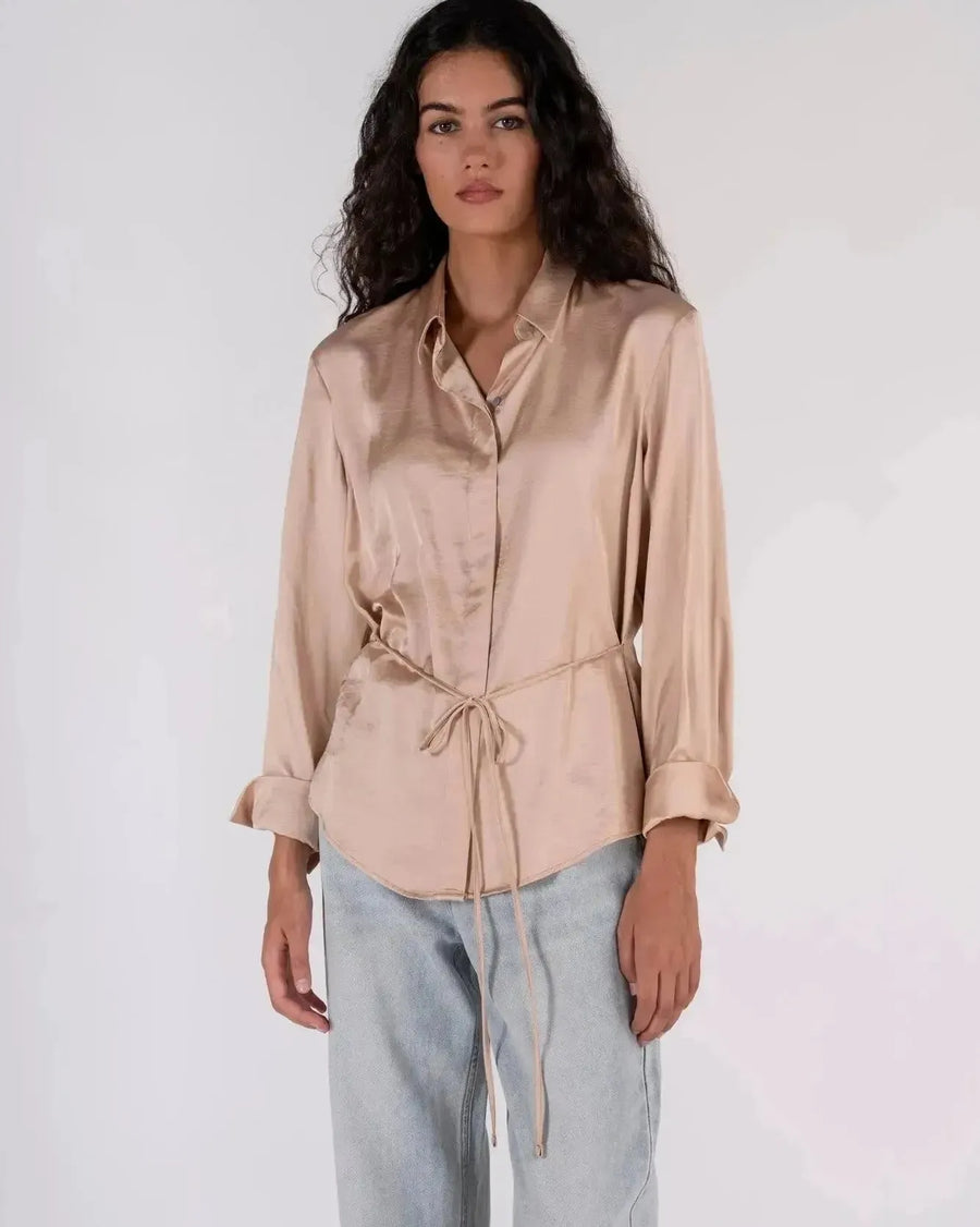 Chemise Satinée au Toucher Luxueux, première vue d'un chemisier satin femme avec une coupe élégante.
