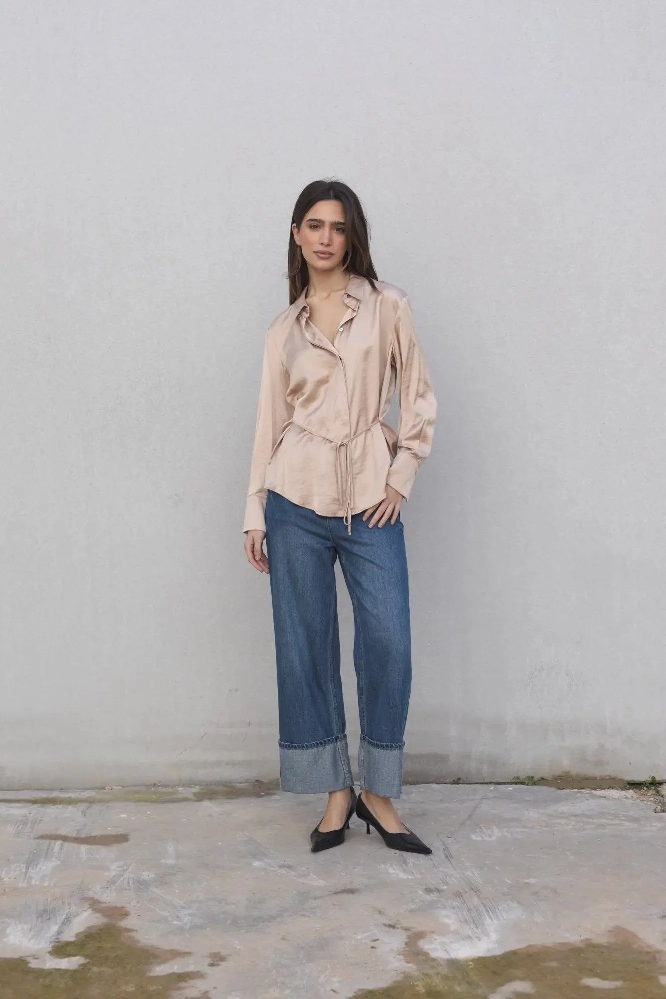 Chemise en satin beige avec toucher luxueux, choix parfait pour un look élégant