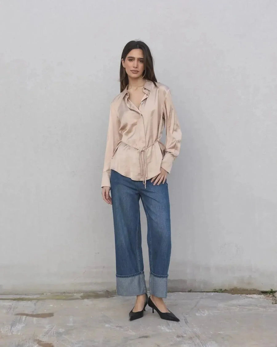Chemise Satinée au Toucher Luxueux, une femme élégante portant un chemisier satin femme avec un pantalon ample.