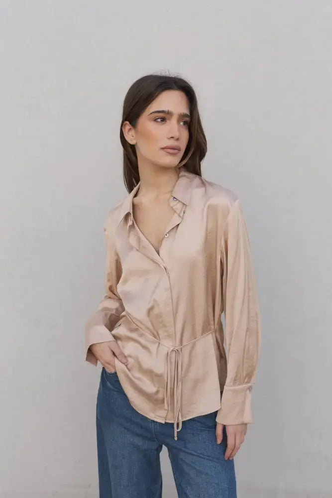 Chemise en satin à manches longues et taille à cordon, toucher luxueux, choix parfait
