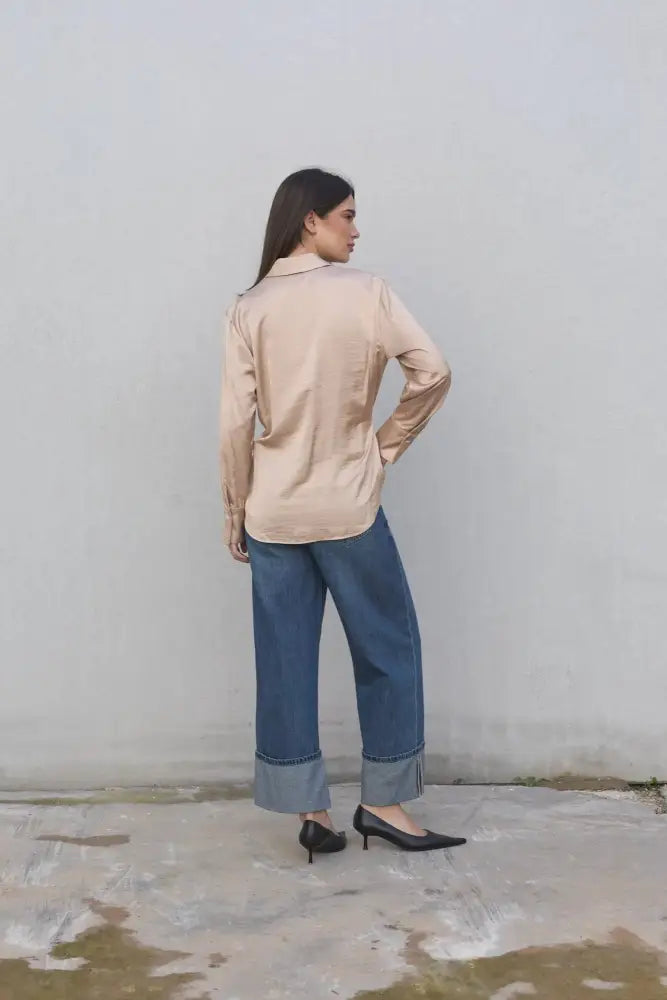 Chemise en satin beige avec toucher luxueux, choix parfait pour un look élégant