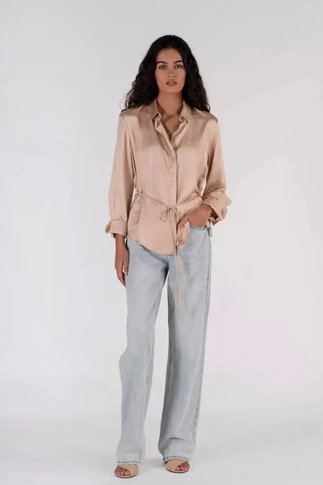 Chemise en satin longue à manches longues, col, ceinture nouée, toucher luxueux, choix parfait